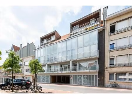 garage tout près de la place du triangle et de l'avenue lit