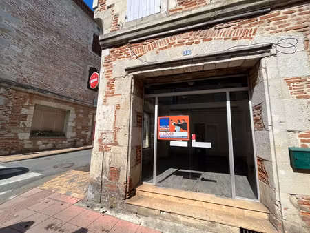 villeneuve sur lot  rive gauche  dans une rue proche du centre ville  en angle  local comm