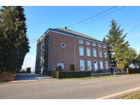 ancienne bâtisse avec dépendances