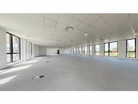 location bureau 992 m² à vaulx-en-velin (69120)
