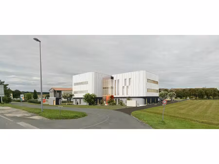 location commerce 1627 m² à saintes (17100)