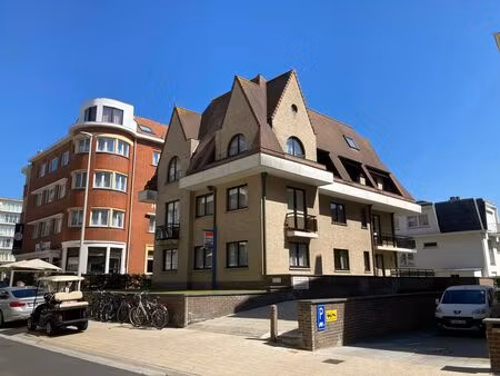 goed gelegen gesloten garagebox nabij het strand in duinbergen
