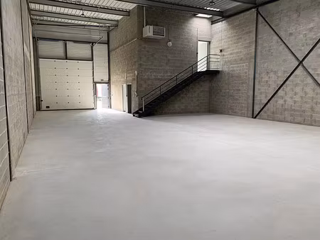 location local d'activités chambly 390 m²
