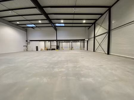 location local d'activités st ouen l'aumone 1 807 m²