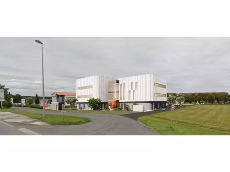 location local commercial 1627m2 saintes 17100 - 17 € - surface privée