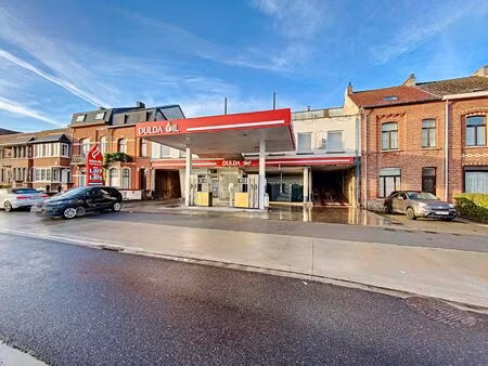 tankstation met 2 appt en 10+ parkeerplaatsen.