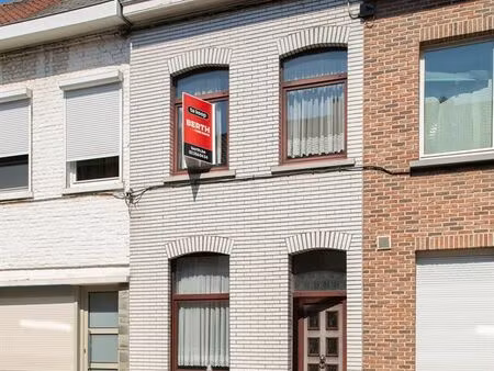 een eengezinswoning met 3 slaapkamers en tuin  gelegen in het stadscentrum