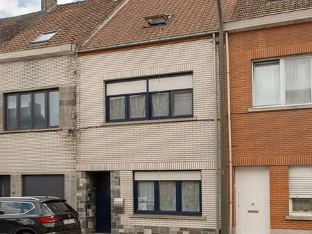 een ruime  instapklare rijwoning met tuin en een bewoonbare oppervlakte van 174m²  gelegen