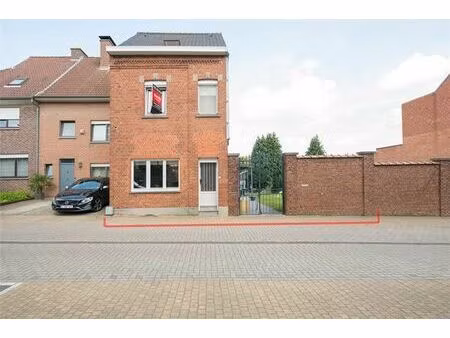 ruime driegevelwoning in goede staat van onderhoud met 3 slaapkamers  grote tuin en aanbou