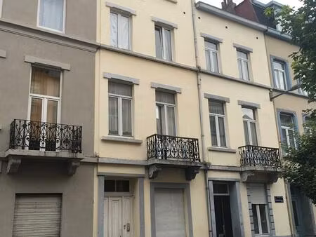 opbrengstwoning bestaande uit 4 verhuurde flats en kelderverdieping