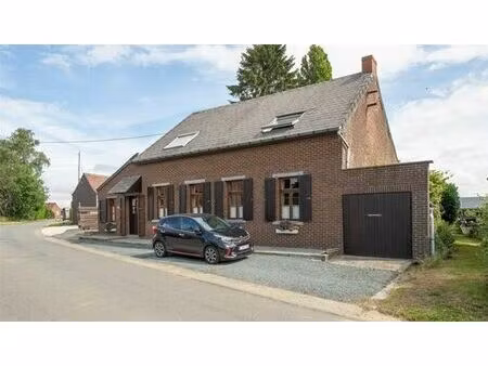 een ruime  op te knappen  alleenstaande woning met zwembad  op een prachtig perceel van 26