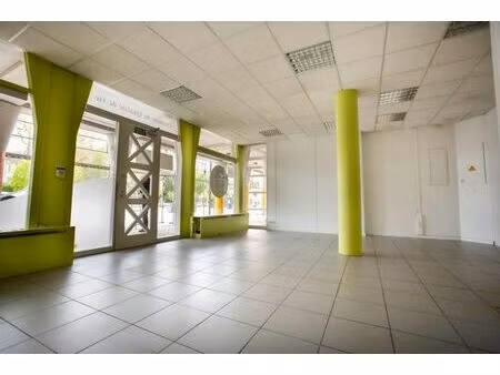 commerce idéalement situé sur la place st-lambert