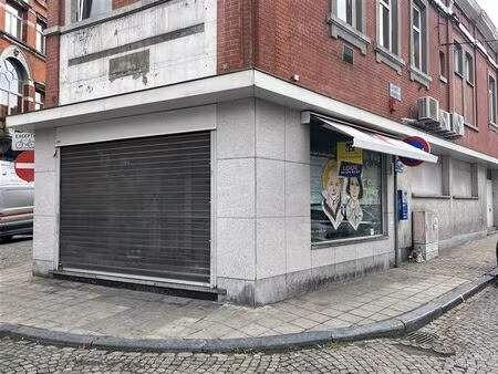 quartier commerçant à fort passage: rez commercial avec cave