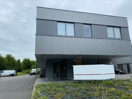 hall avec bureaux et stockage extérieur