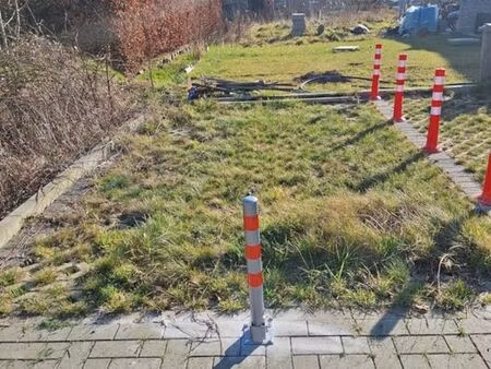 voie de stationnement spacieuse fermée à vendre à sint-nikla