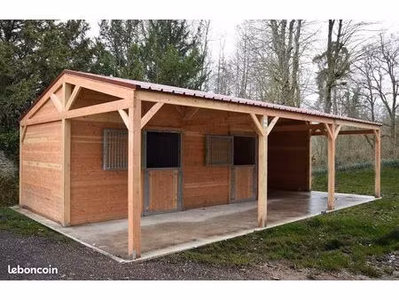 box à chevaux + terrain de pâture