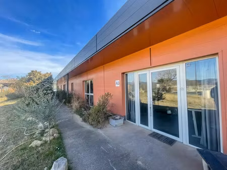 local d'activité à proximité de pertuis