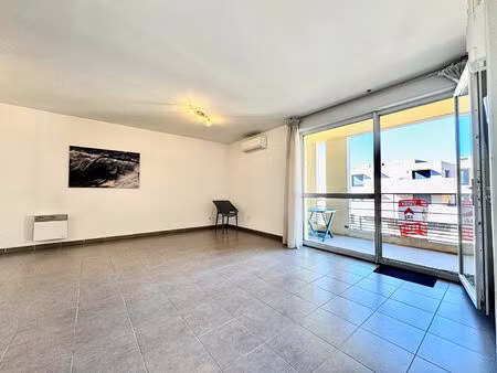 bd charles nedelec/proche gare st charles.appartement type 2 avec terrasse et place de par