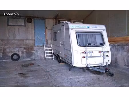 emplacement pour fourgon aménagé dans un bâtiment fermé et bétonné