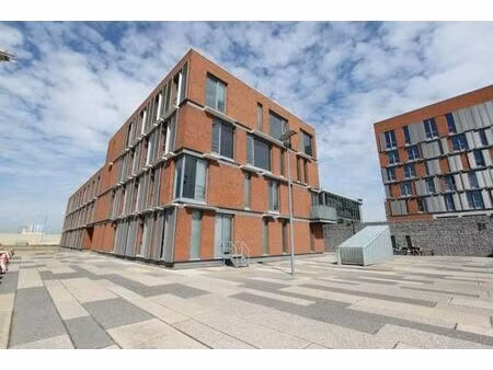 de beaux bureaux dans un nouveau centre d'affaires