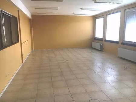65 m² cloisonnés - e411 à 5 minutes - accès 24/7