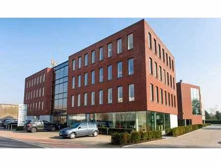 prêt à emménager dans des bureaux (375 m² chacun) le long de