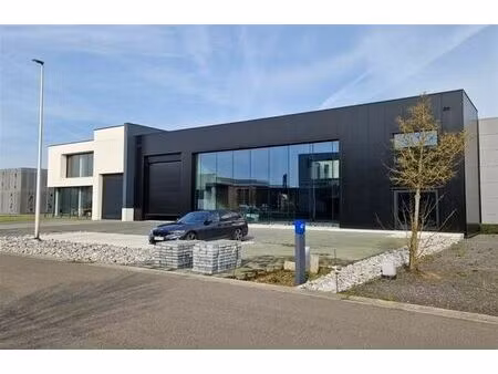 nieuwbouw bedrijfspand met magazijnen en kantoren/showroom