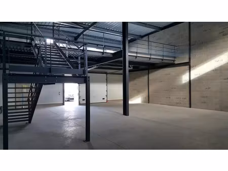 local 273 m² + cours extérieure privative de 193m²