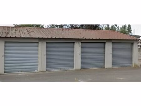 coignieres (78) - 20 m² box a louer