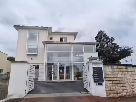 location local commercial saintes 17100 - - surface privée