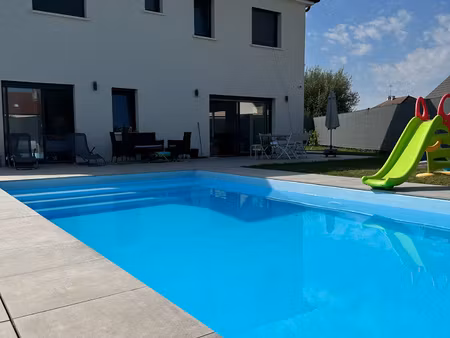 belle maison récente avec piscine
