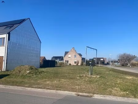 terrain à bâtir pour bâtiments semi-ouverts à astene