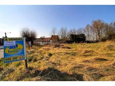 situé au calme dans le coeur du village de wannebecq terrain