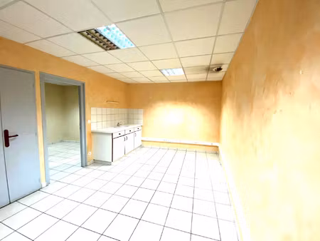 taninges : spacieux local commercial