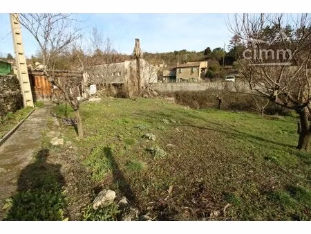 a vendre une grande maison de village avec un jardin et des annexes