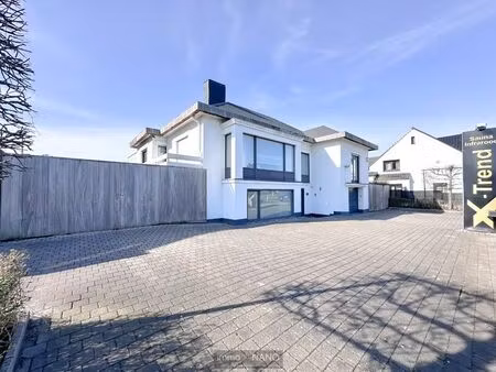 une villa bien entretenue avec espace commercial polyvale...