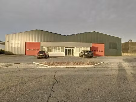 bâtiment industriel de 2 100 m² dans la zone industrielle de
