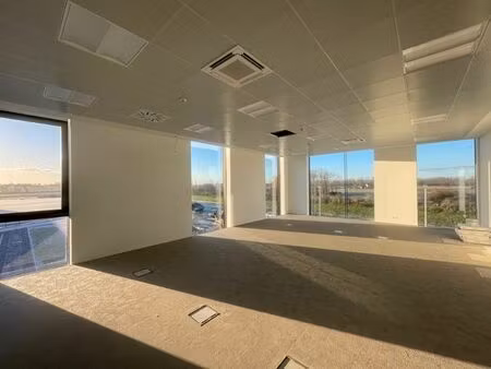 logistieke magazijnen met kantoren te huur