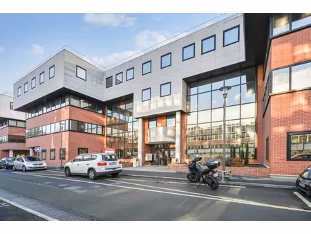 a louer - bureaux rénovés et climatisés