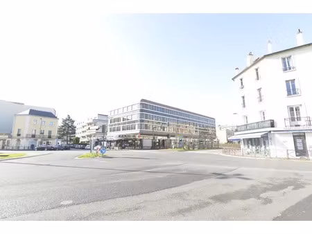 exclusivite - a louer - bureaux - proximité rer a et commerces