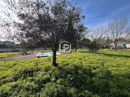 terrain constructible de 1 070 m² avec piscine  au calme et à proximité des commodités et 