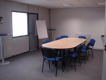 bureaux de 200 m² avec accueil indépendant situé en zone franche urbaine garges les goness