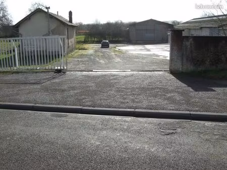 2 batiments avec 2 quais  et 1 porte coulissante. le+gd 1800m2 +200m2 bureaux  réserves. l