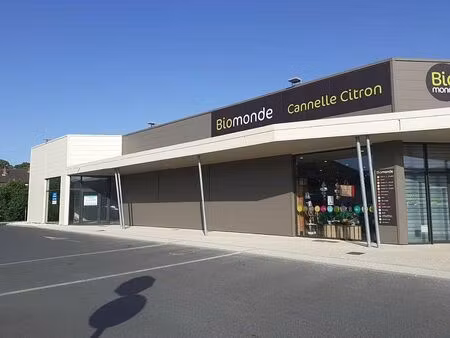 location commerce montmorillon 317 m²
