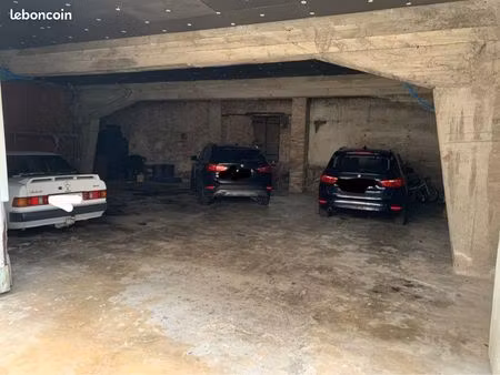 loue place dans un garage commun
