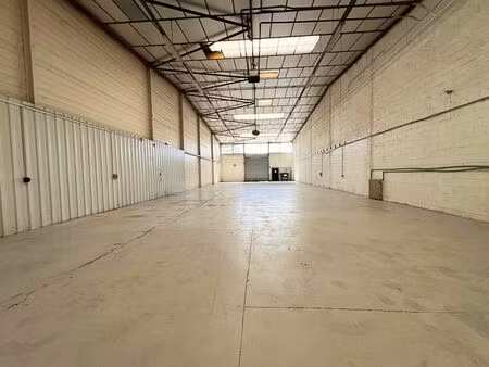 location local d'activités coignieres 496 m²