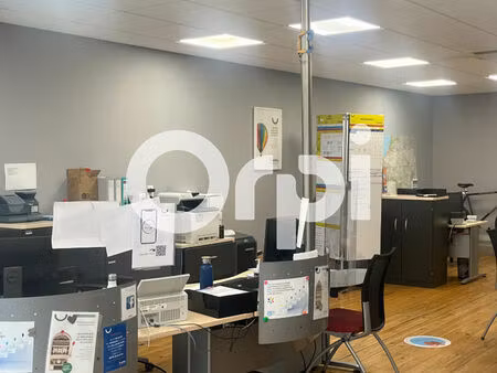 location local commercial 106m2 pau 64000 - 1897 € - surface privée