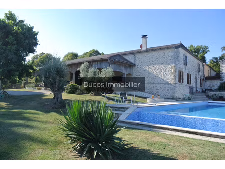 propriété de caractère avec gîte  piscine et 1 4 ha de terra