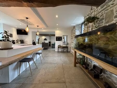 exclusivite - entre oloron et pau - ancienne ferme renovee avec dependances sur environ 2 