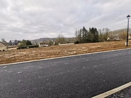 20567 - terrain viabilisé dans un village prisé